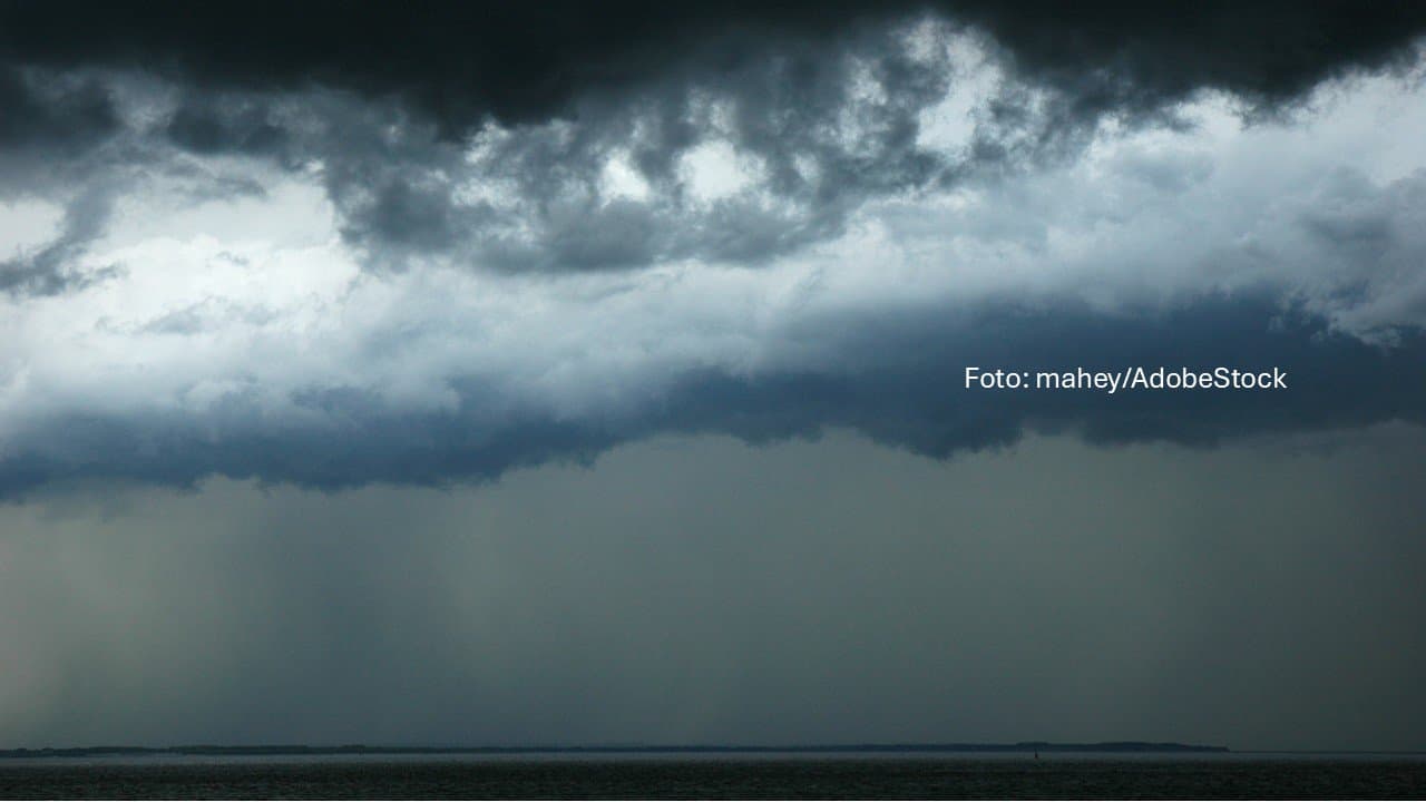 Sturmböen und Gewitter an der Küste, im Süden mehr Sonne